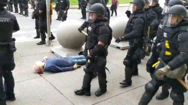 Mirá la brutal agresión policial a un anciano en protesta por Floyd