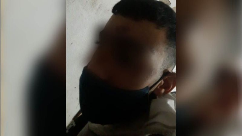 Estremecedor video de un policía torturando a un menor