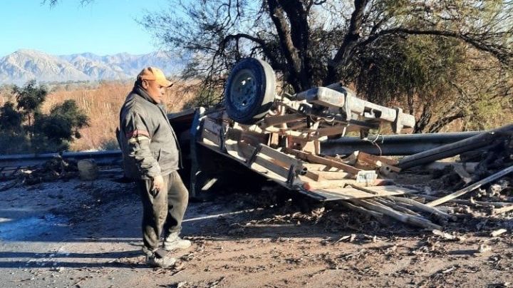 Rastrojero terminó destrozada tras volcar en Rivadavia