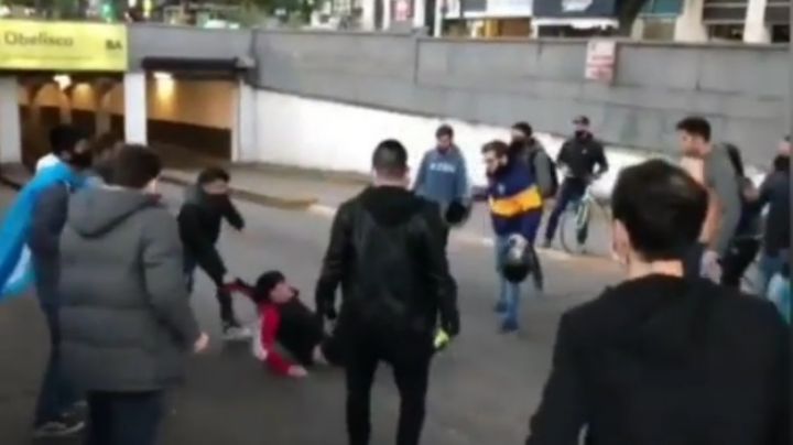 Estremecedor video de un ladrón siendo pateado en el piso