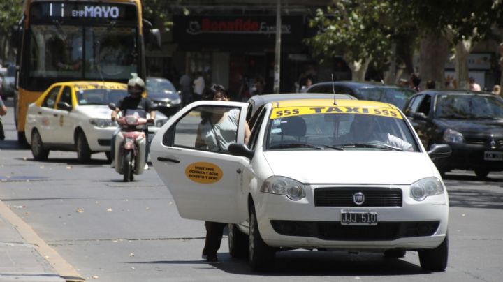 Acusan maniobras 'desleales' de taxistas por 'grupos de descuentos'