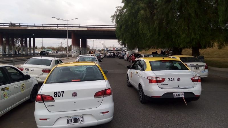 En busca de volver a trabajar, taxistas coparon la ciudad en caravana