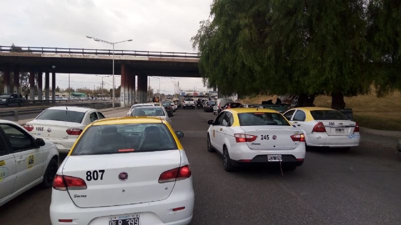 En busca de volver a trabajar, taxistas coparon la ciudad en caravana