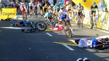Brutal caída dejó en coma a un ciclista en el Tour de Polonia