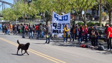 Militantes esperan la llegada de Alberto Fernández en el Centro Cívico