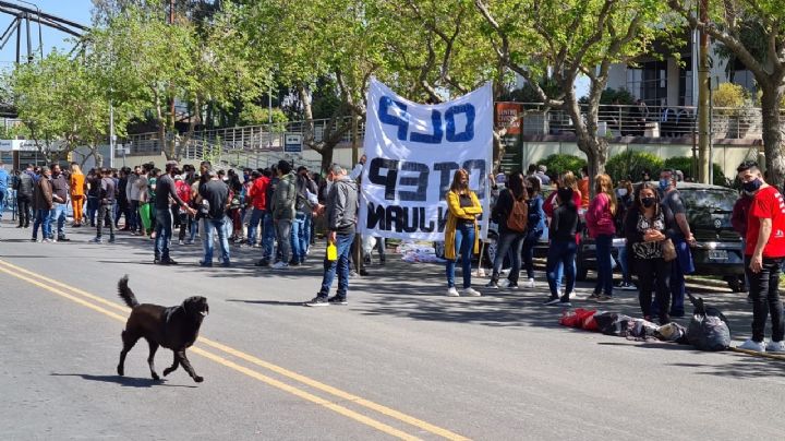 Militantes esperan la llegada de Alberto Fernández en el Centro Cívico