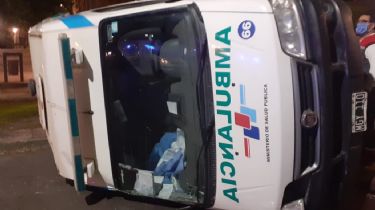 Impactante vuelco de una ambulancia en Capital