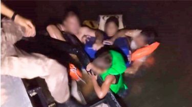 Rescate milagroso: Cinco chicos soportaron colgados a una conservadora