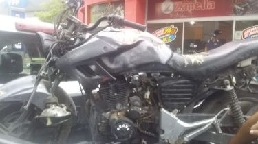 Motociclista esquivó una camioneta mal estacionada y terminó en el hospital