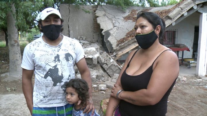 La lluvia les tiró el techo de su casa y viven con sus 3 hijos en peligro
