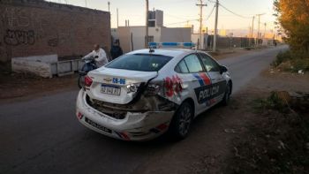 Brutal choque entre un auto y un patrullero: 4 vehículos se vieron afectados