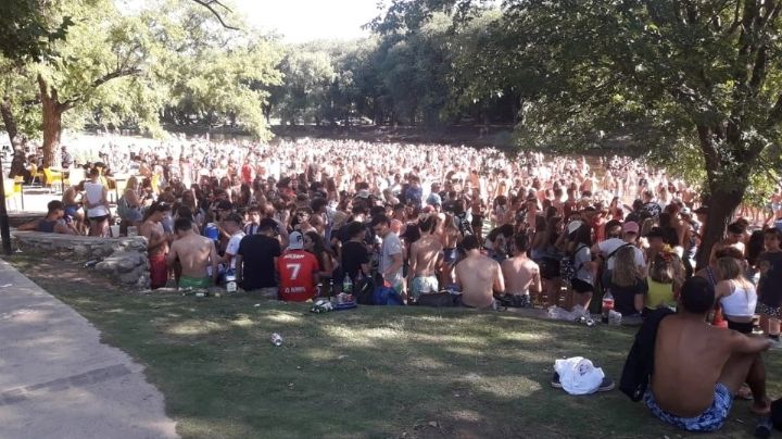 Córdoba: cientos de jóvenes sin barbijo llenaron un balneario