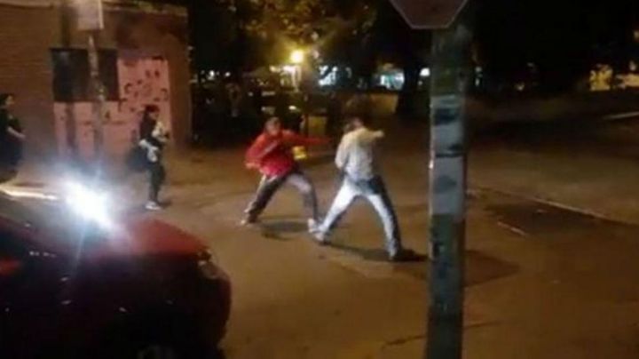 Dos jóvenes se agarraron a trompadas en plena calle: ¿cuál fue la razón?