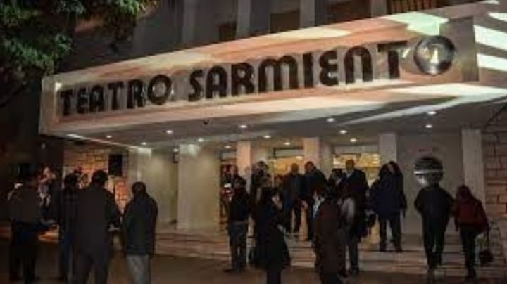 El Teatro Sarmiento festejó sus 40 años con un gran despliegue de artistas locales