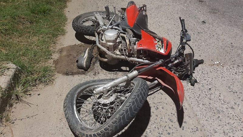 Choque entre motos en Carpinteria terminó con tres personas internadas
