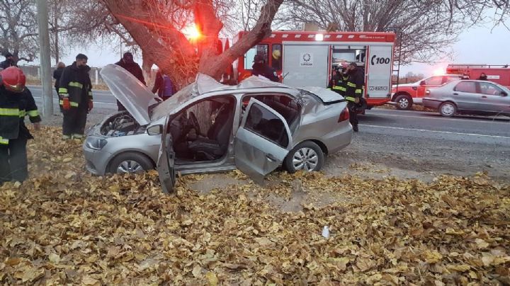 Ocurrió en Angaco: un auto se estrelló contra un árbol