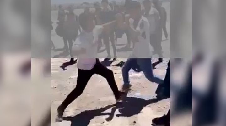 Video: molieron a golpes a un alumno a la salida de una escuela en Rawson