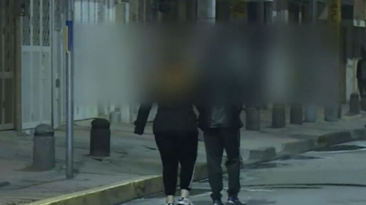 Video: temor en un barrio por personas que caminan para atrás en la noche