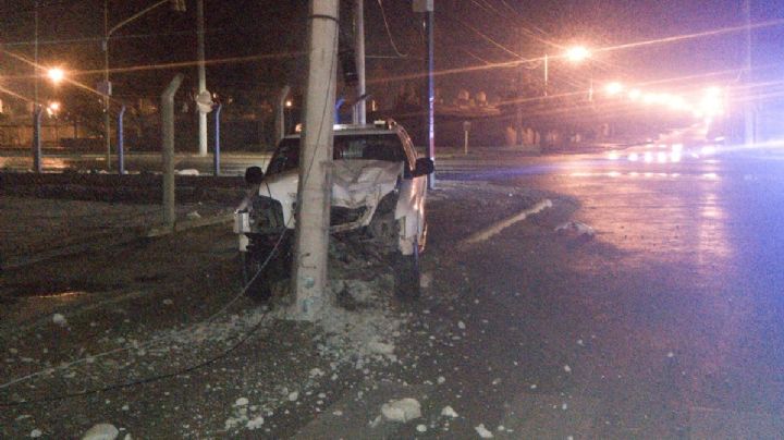 Noche accidentada: perdió el control de su camioneta y se incrustó en un poste