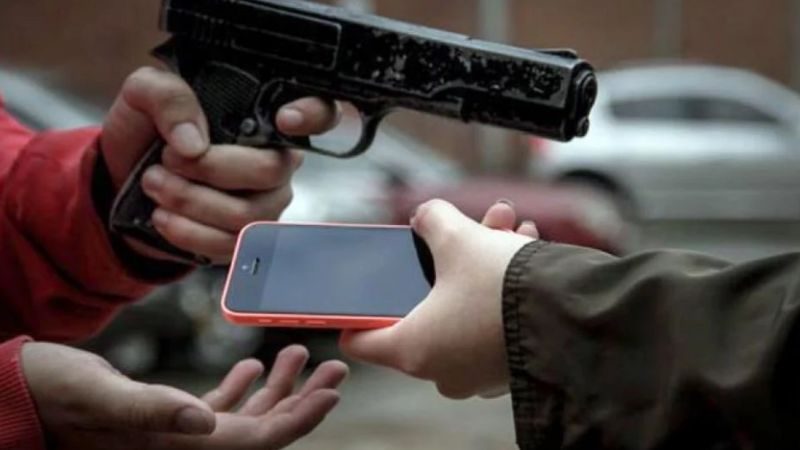 Un joven armado le arrebató el celular a un pibe en Rawson