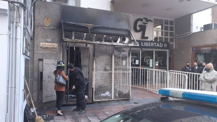 Impactantes imágenes: atacaron con molotov la sede de un club de Primera