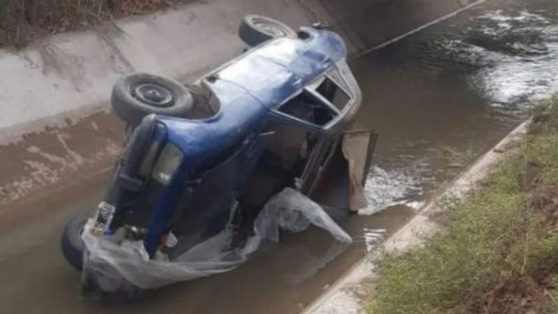 Una familia completa volcó en su auto y cayó a un canal