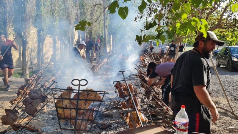 Récord sudamericano: sanjuaninos asaron 600 kilos de punta de espalda