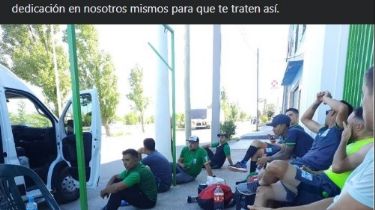 Vergüenza: dejaron 'tirados' en la vereda a ciclistas sanjuaninos en Neuquén