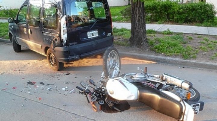Terrible accidente en Rivadavia: un motociclista sufrió una fractura expuesta