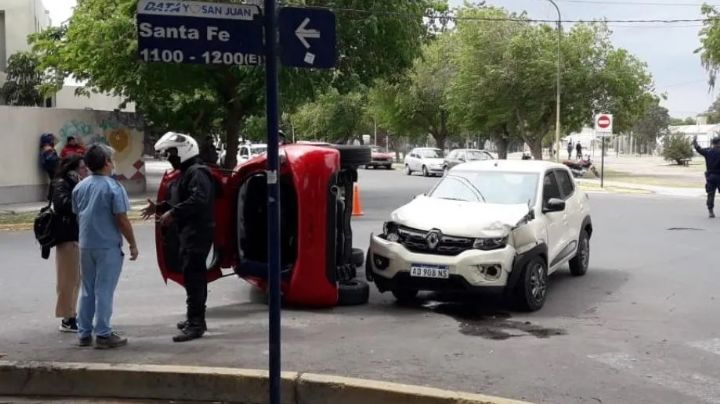 Brutal colisión terminó con un auto volcado en Capital
