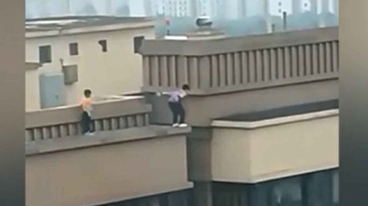 Video: el peligroso juego de 2 niños que saltan al vacío desde un edificio