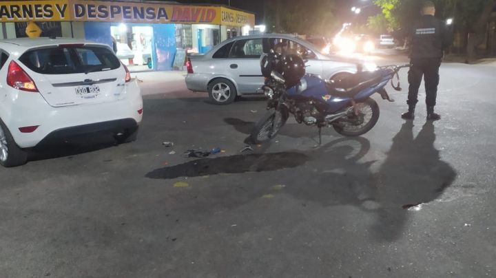 Dos motociclistas fueron internados tras chocar contra un Ford Fiesta