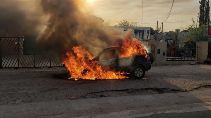 Noche de furia en Capital: prendieron fuego 3 vehículos en un depósito