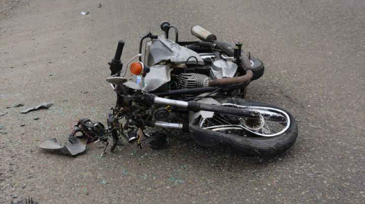 Un motociclista se fracturó una pierna al chocar con un auto