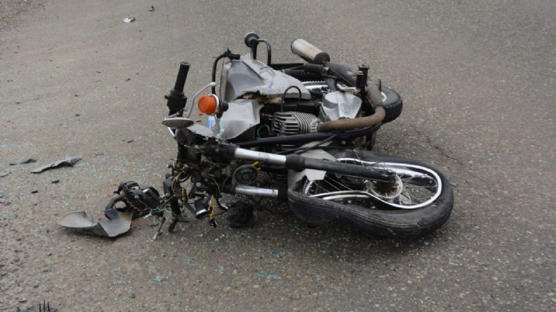 Motociclista esquivó un auto que dobló en U, cayó al suelo y se quebró