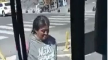 Video: simuló ser atropellada por un colectivo y la escracharon