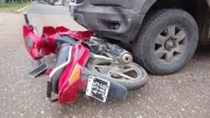 Un choque entre una camioneta y una moto termino con una fractura expuesta