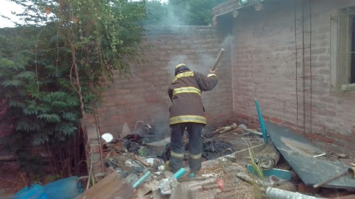 Ardió en llamas la humilde vivienda de un hombre en Villa Hipódromo