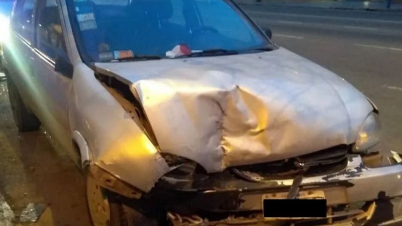 Brutal choque en Santa Lucía: un auto se incrustó en un pilar