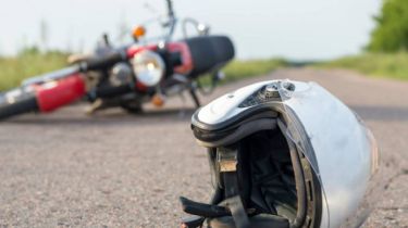 Dos jóvenes se accidentaron en una moto y terminaron en el Rawson
