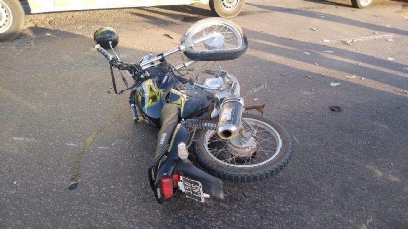Un motociclista sufrió una triple fractura tras chocar con un furgón en El Encón