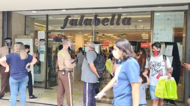 Sanjuaninos desesperados por las ofertas hacen cola en Falabella
