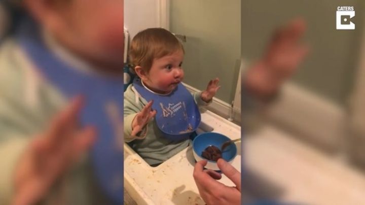 Bebé prueba el chocolate por primera vez y su reacción se volvió viral