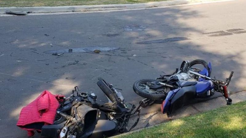 Tras el choque de dos motos internaron a un hombre y dos jóvenes