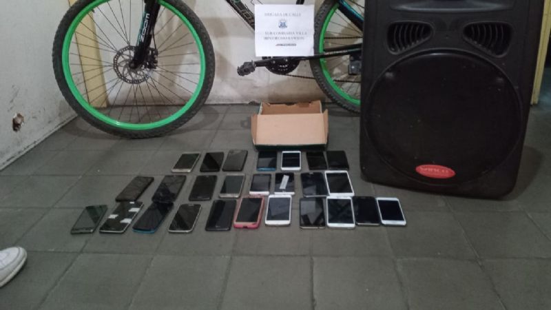 Allanaron la casa de un detenido y encontraron un arsenal de celulares robados