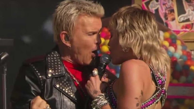 Miley Cyrus cantó con Billy Idol en el Super Bowl