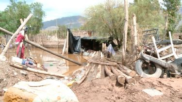 El temporal destrozó el precario rancho donde vivían tras el terremoto