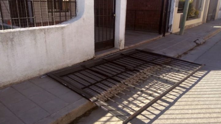 Insólito: atraparon a un ladrón robándose un portón en Rivadavia