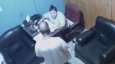 Terrible video: apuñalaron en la cabeza a empleada de una remisería