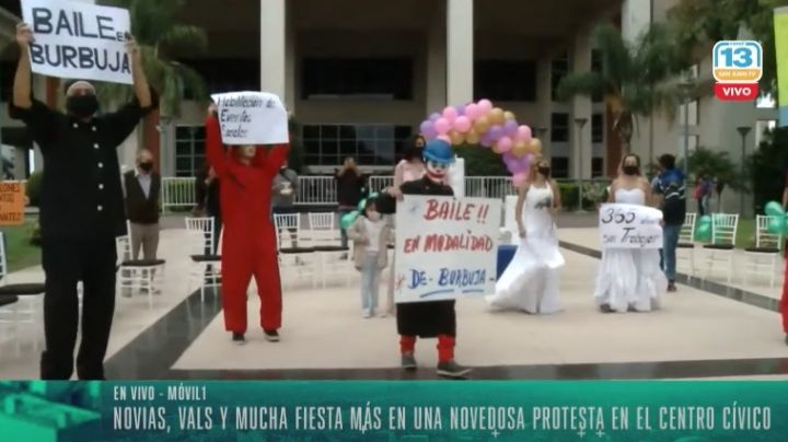 ¿Fiesta de disfraces?: una llamativa protesta en el Centro Cívico